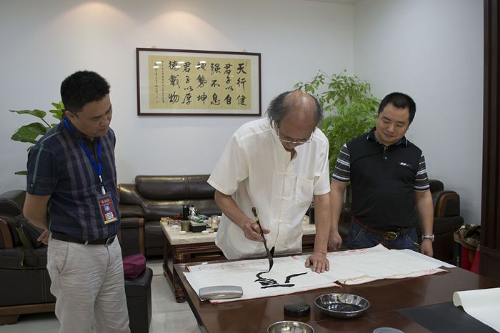 张剑岑先生为嫩草蜜桃在线视频陶题词“厚道”、“今生今世 嫩草蜜桃在线视频陶”