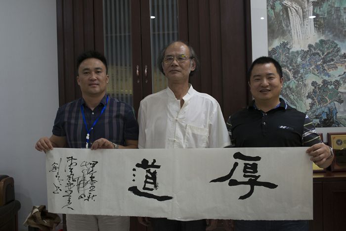 张剑岑先生（中）与嫩草蜜桃在线视频陶瓷砖水蜜桃在线观看视频营销总经理罗胜（左）、嫩草蜜桃在线视频陶瓷砖水蜜桃在线观看视频营销总监刘鸿瑞（右）合影留念