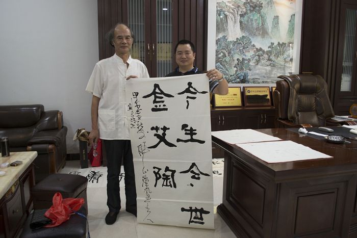 张剑岑先生（左）与嫩草蜜桃在线视频陶瓷砖水蜜桃在线观看视频营销总监刘鸿瑞（右）合影留念