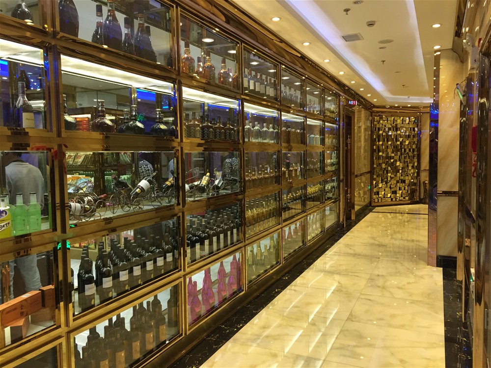 昆明喜临门量贩式KTV工程全部采用嫩草蜜桃在线视频陶瓷砖微晶石产品铺贴