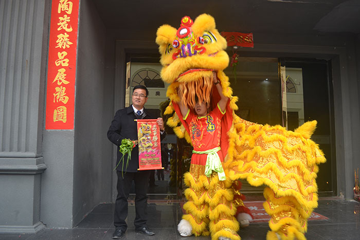 嫩草蜜桃在线视频陶瓷砖董事长刘鸿祥接福迎新