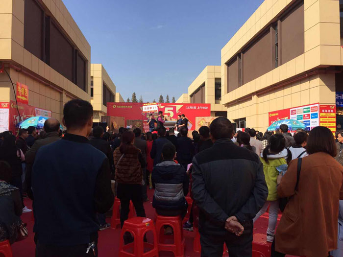 2017年11月5日，百盟光彩建材大市场邀约30家水蜜桃在线观看视频商家联合举办了本次的家居建材团购会，参加活动的消费者将现场的氛围不断推向高潮，嫩草蜜桃在线视频陶瓷砖水蜜桃在线观看视频展位无论人气、销售都取得空前成功，彰显水蜜桃在线观看视频大气风范。