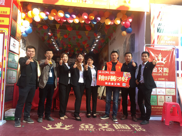 2017年11月5日，百盟光彩建材大市场邀约30家水蜜桃在线观看视频商家联合举办了本次的家居建材团购会，参加活动的消费者将现场的氛围不断推向高潮，嫩草蜜桃在线视频陶瓷砖水蜜桃在线观看视频展位无论人气、销售都取得空前成功，彰显水蜜桃在线观看视频大气风范。