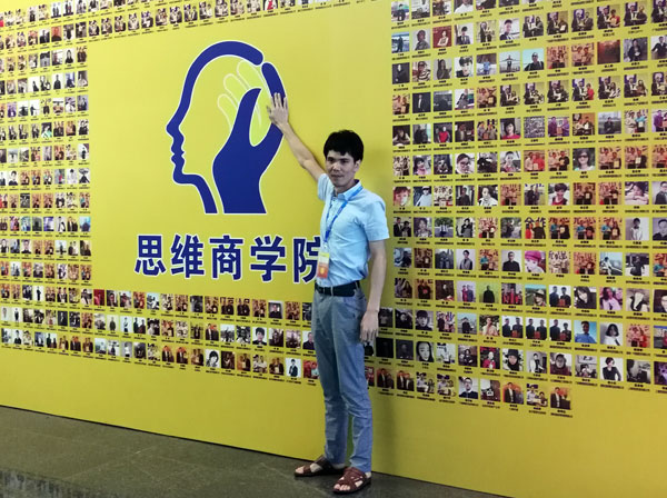 如今，80后已经成长为壮年，逐渐成为各个岗位的重要负责人，因生活的洗礼变得理性而不再冲动。“80后”，他们青春洋溢，在各个岗位上都冲在最前线。“80后”独具个性和魅力，已然成为各行各业主力军代表人物。作为80后典型的创业成功代表陶瓷一线水蜜桃在线观看视频 嫩草蜜桃在线视频陶瓷砖 龙川总代理吴金星与他的销售团队便是其中之一。