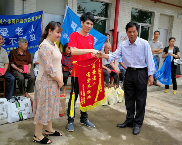  怀揣梦想的80后——嫩草蜜桃在线视频陶瓷砖 龙川总代理吴金星
