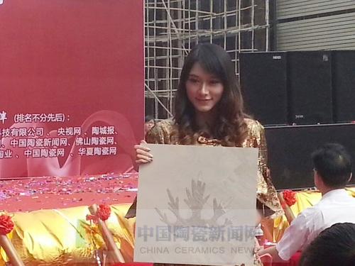 嫩草蜜桃在线视频陶举行艾釉石爱丁堡新品发布暨展厅落成庆典2.jpg
