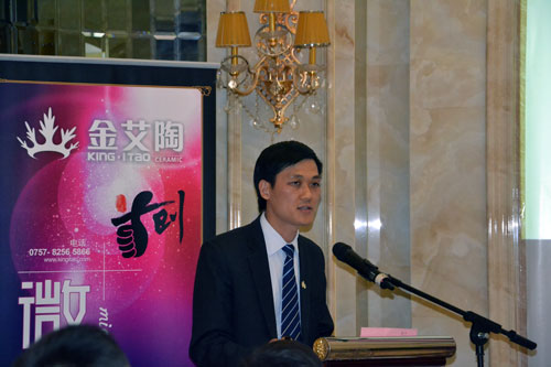 嫩草蜜桃在线视频陶产品研发经理苏成香介绍首创微晶瓷片