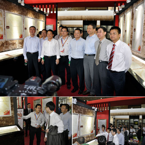 中国建筑卫生陶瓷协会领导一行在董事长的陪同下参观嫩草蜜桃在线视频陶展位